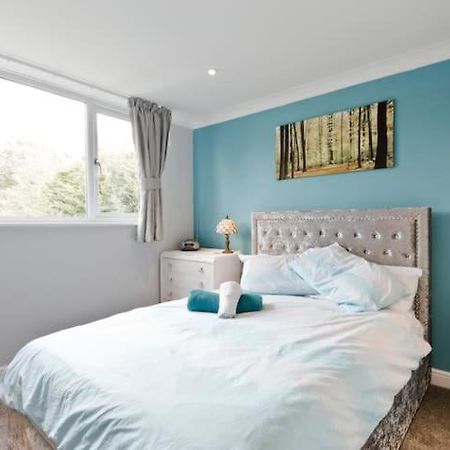 Stayinwoking At 30 Woodlands Horsell 外观 照片
