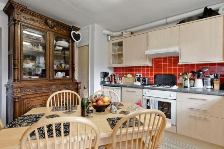 Stayinwoking At 30 Woodlands Horsell 外观 照片