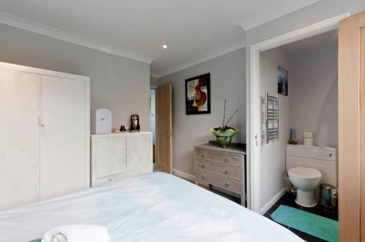 Stayinwoking At 30 Woodlands Horsell 外观 照片