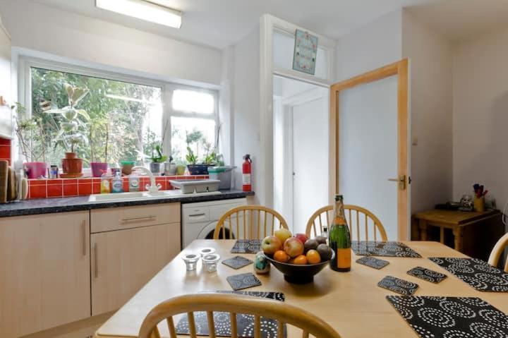 Stayinwoking At 30 Woodlands Horsell 外观 照片