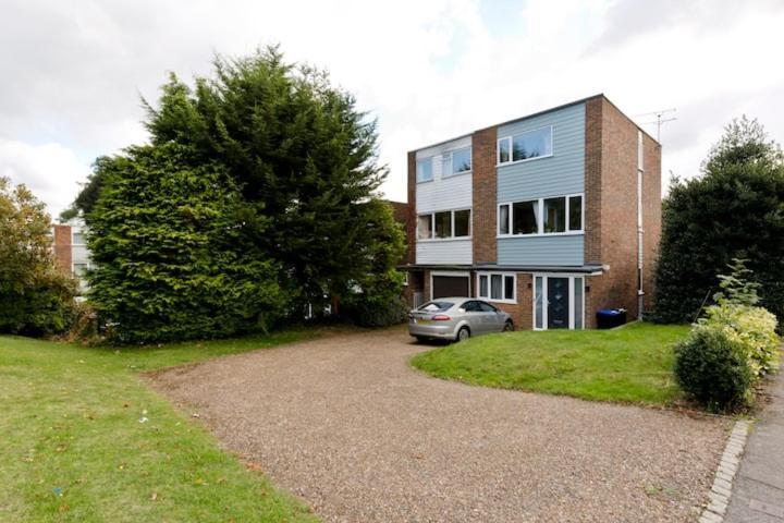 Stayinwoking At 30 Woodlands Horsell 外观 照片