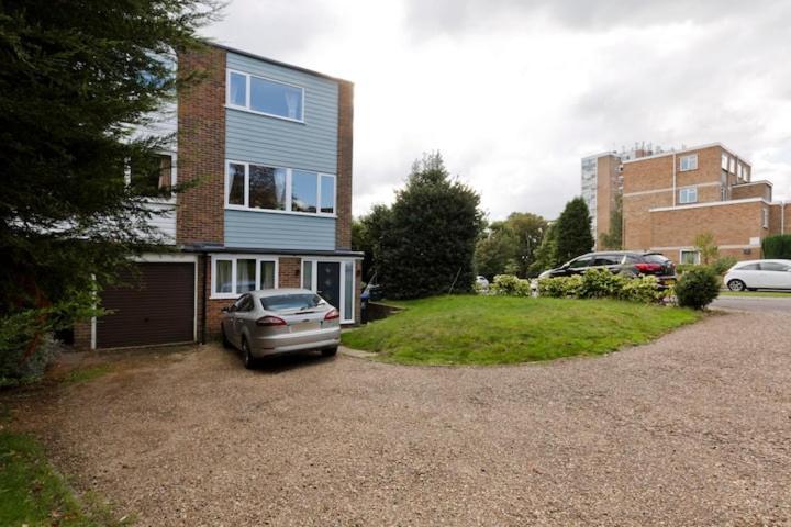 Stayinwoking At 30 Woodlands Horsell 外观 照片