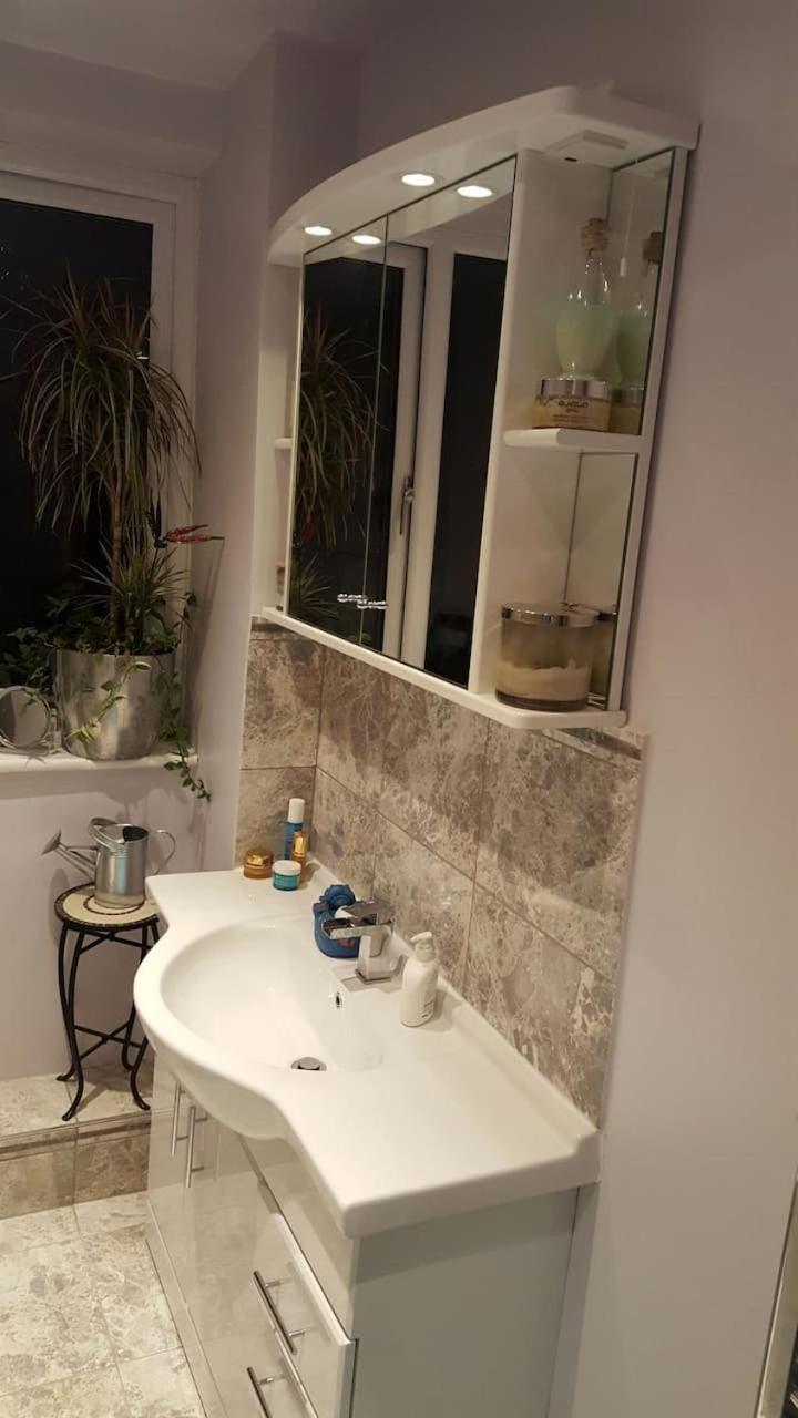 Stayinwoking At 30 Woodlands Horsell 外观 照片