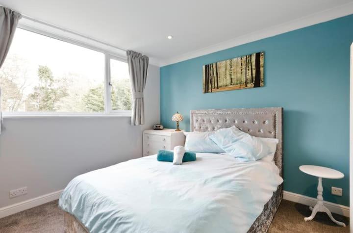 Stayinwoking At 30 Woodlands Horsell 外观 照片